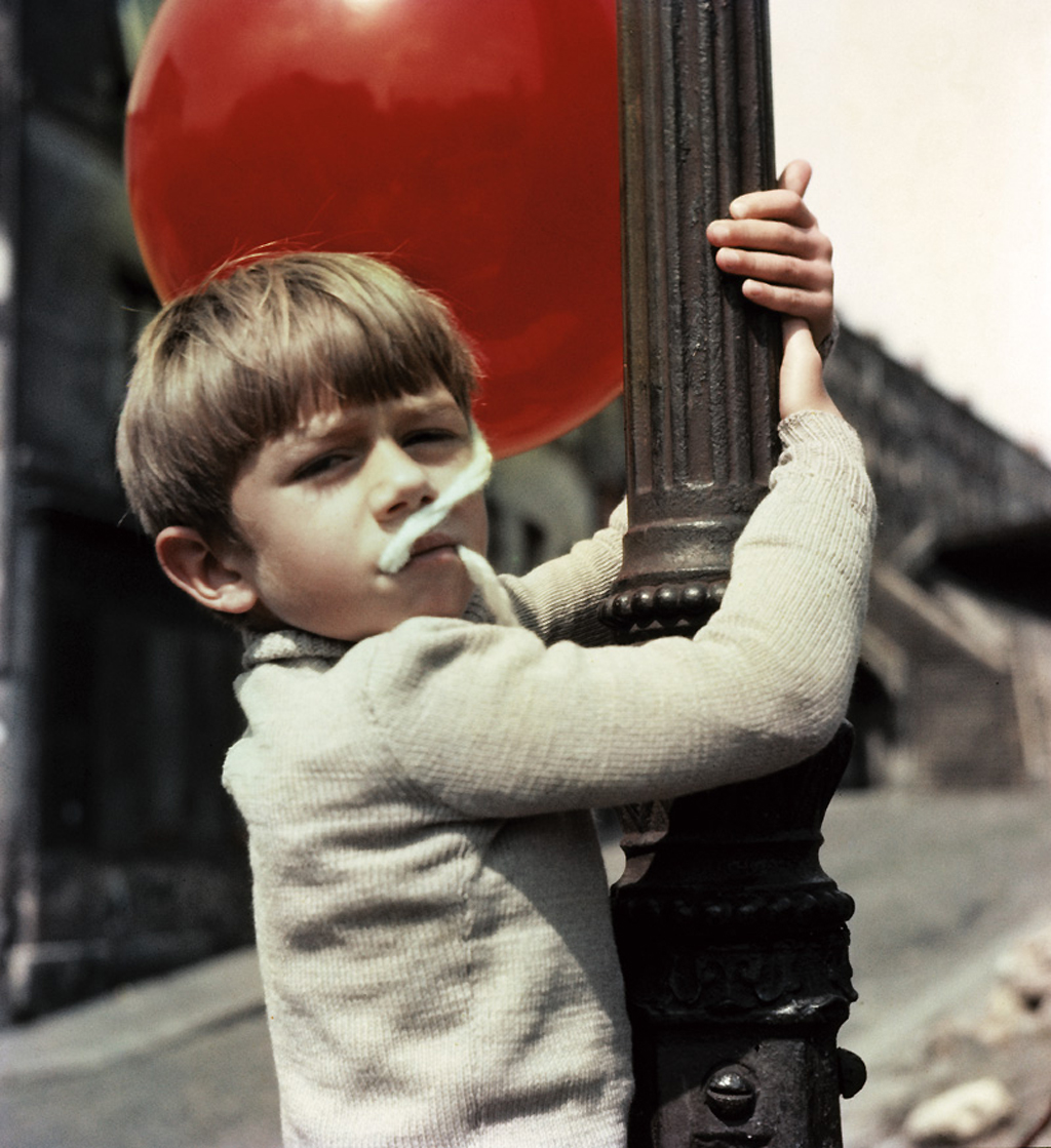 Deček z rdečim balonom