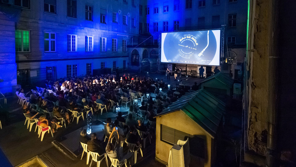 Premierna projekcija filma Kriči, Sarajevo! in pogovor z ustvarjalci