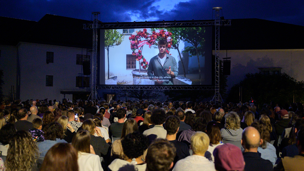 Film pod zvezdami se je začel s polnim prizoriščem, žarečimi srčki in z oskarjem nagrajenim Valovanjem