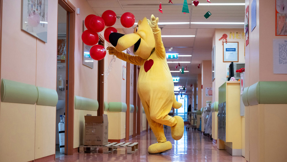 Kuža Pazi je s Kinobalonom ponovno obiskal Pediatrično kliniko