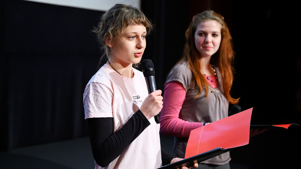 Vse roza na Kinotripovi premieri filma DJ Ahmet