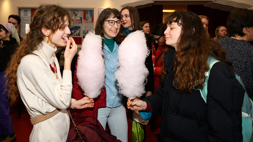 Vse roza na Kinotripovi premieri filma DJ Ahmet