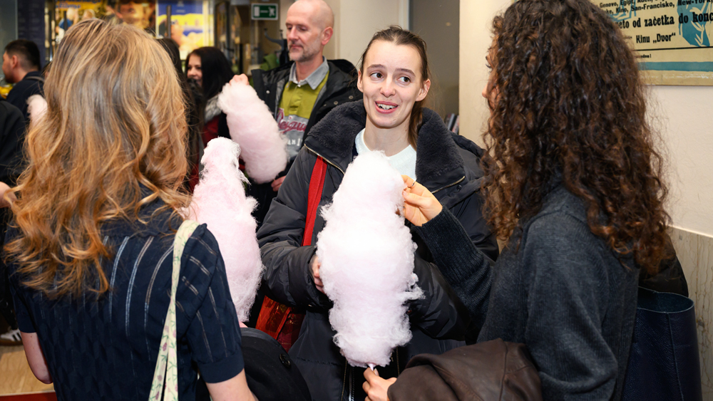 Vse roza na Kinotripovi premieri filma DJ Ahmet