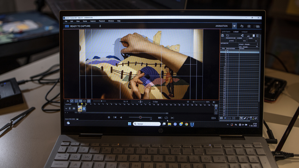 Papirnate lutke in slastni črvički na premieri