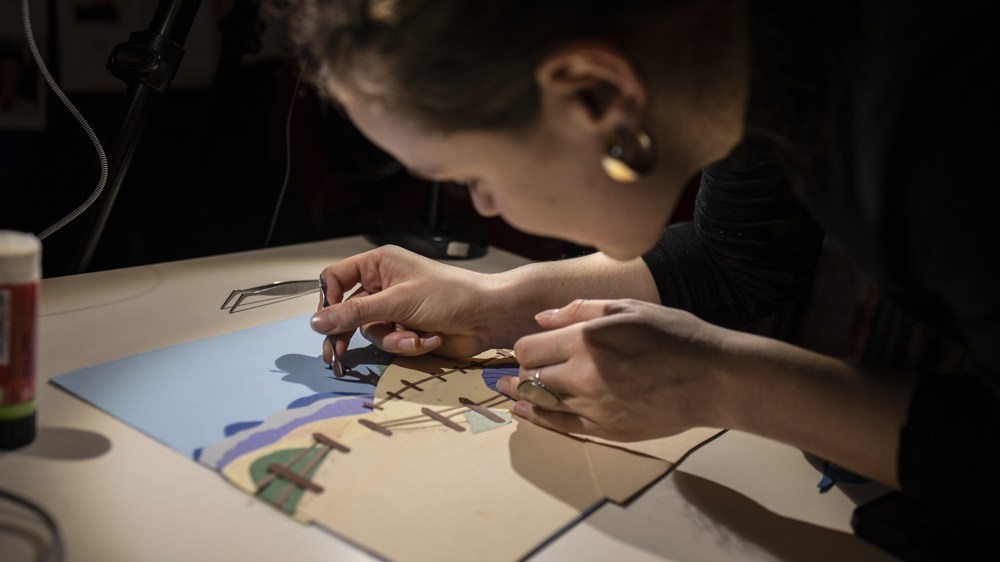 Papirnate lutke in slastni črvički na premieri