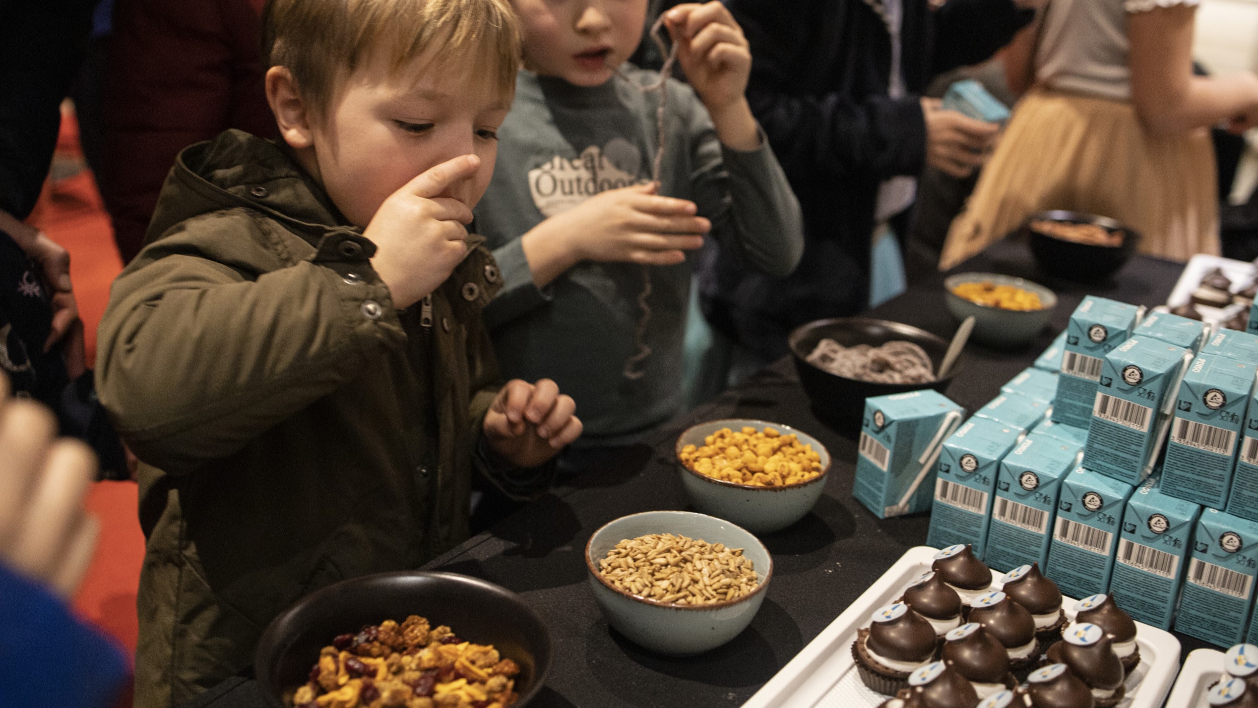 Papirnate lutke in slastni črvički na premieri