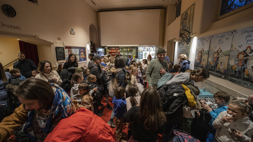 Papirnate lutke in slastni črvički na premieri