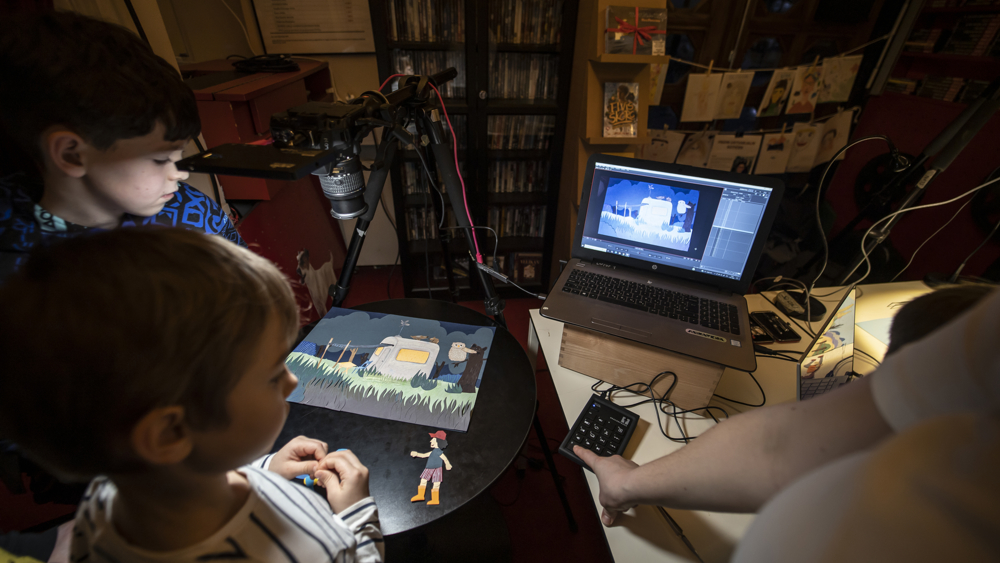 Papirnate lutke in slastni črvički na premieri