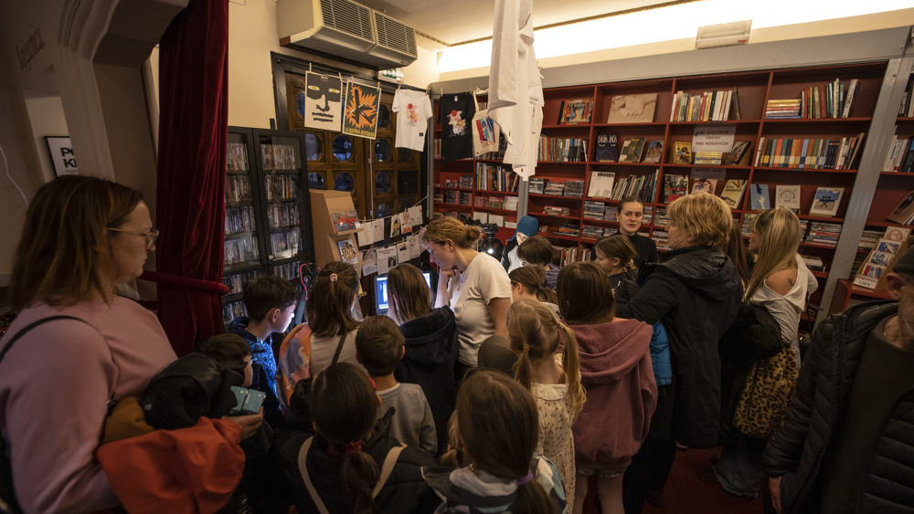 Papirnate lutke in slastni črvički na premieri