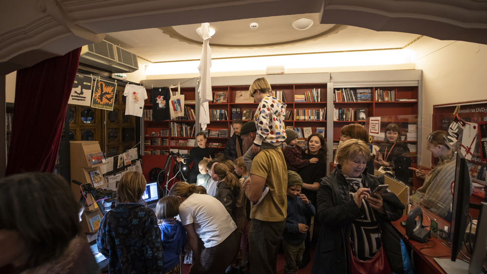 Papirnate lutke in slastni črvički na premieri