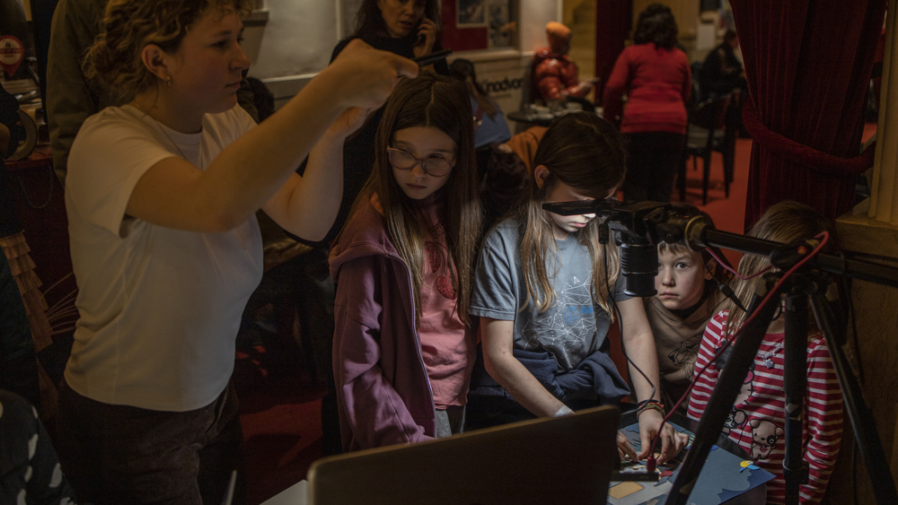 Papirnate lutke in slastni črvički na premieri