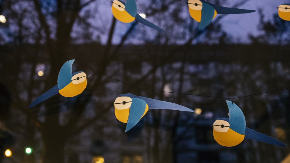 Papirnate lutke in slastni črvički na premieri