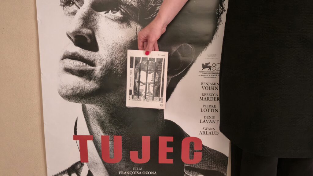 Knjiga Tujec tudi v naši Knjigarnici