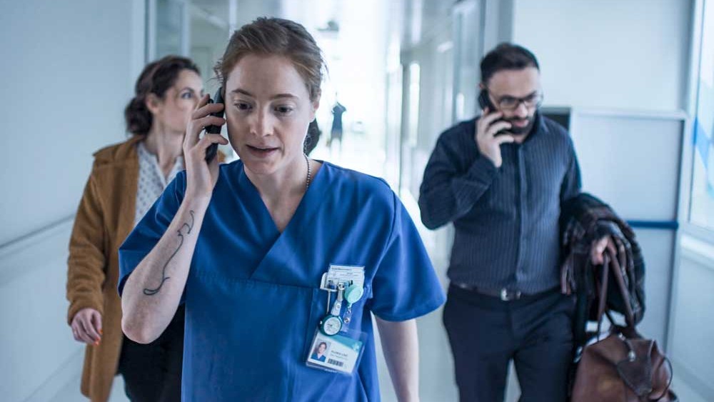 Film Junakinja z opisnimi podnapisi za gluhe in naglušne