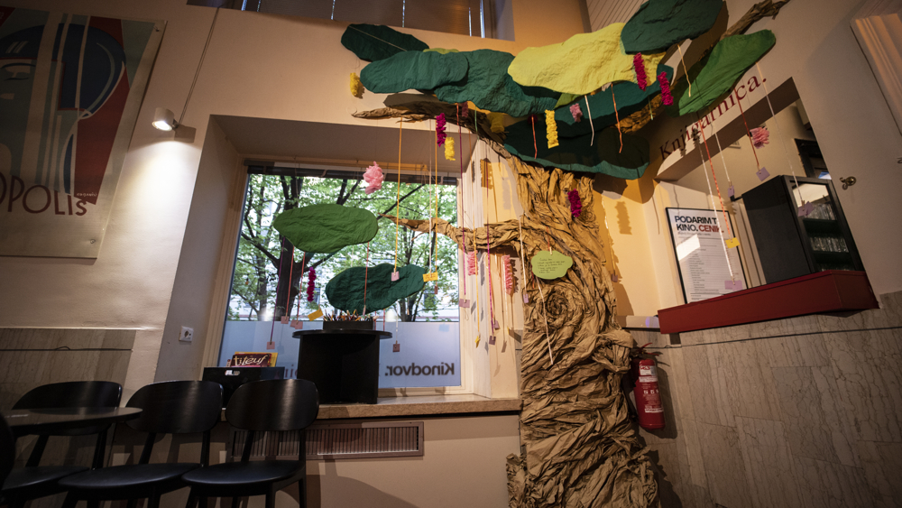 V Kavarni Kinodvora je zraslo čarobno drevo